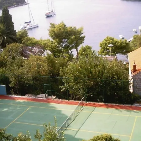 Вилла Immaculate 6-bed In *